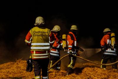 Ostfildern-Scharnhausen: Strohballen fangen an zu brennen 